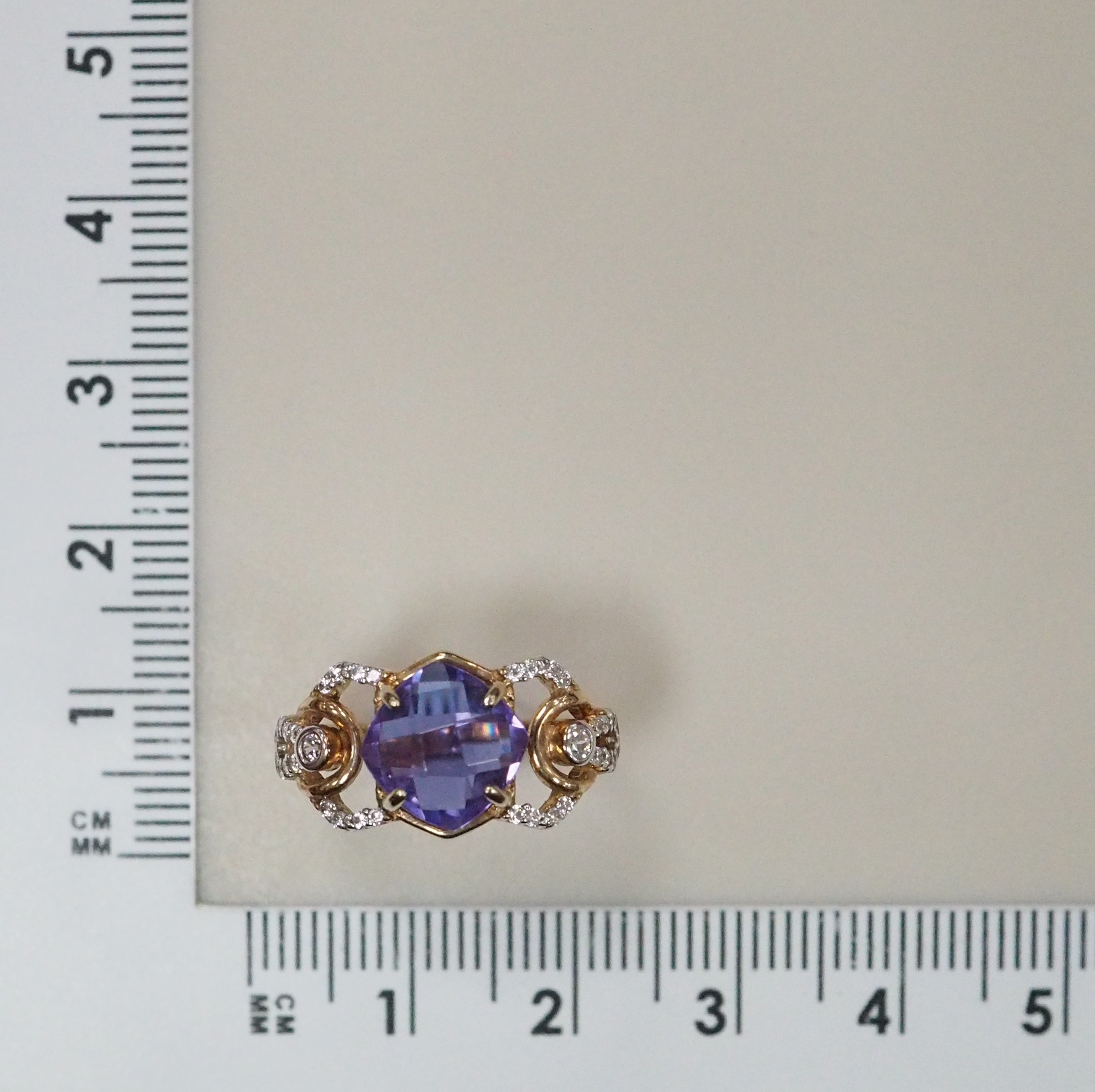 Серебряное кольцо 925 пробы; вставки 1 Алексит лаванд. и.в.; 36 Фианит бесцв.;